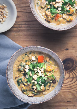 Veganer Gem&uuml;se Bowl auf Tisch