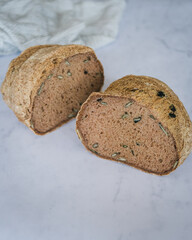 frisch gebackenes Brot aufgeschnitten