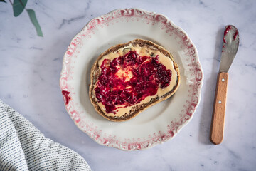 Brotscheibe mit Marmelade auf Teller