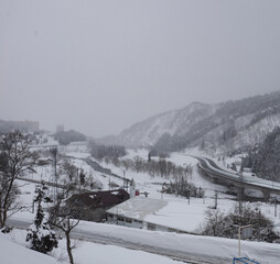 湯沢の冬の景色。雪深い大雪の日。