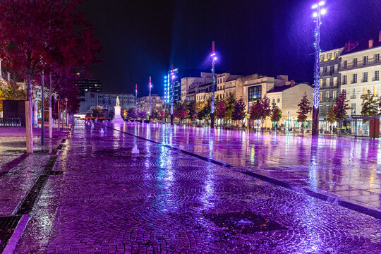 Place de Jaude &agrave; Clermont Ferrand de nuit