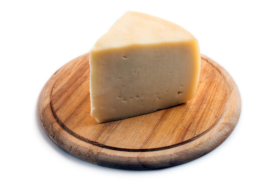 Spicchio di pecorino romano su tagliere isolato su fondo bianco 