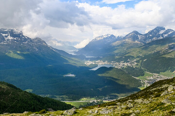 Fototapeta premium St. Moritz, Muottas Muragl, Celerina, Seenplatte, St. Moritzersee, Oberengadin, Alpen, Piz Julier, Corviglia, Piz Nair, Piz Ot, Stazerwald, Stazersee, Wanderweg, Graubünden, Sommer, Schweiz