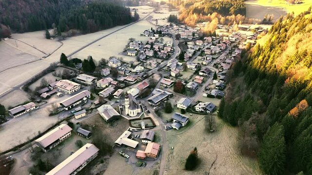 Flug &uuml;ber das Bergsteigerdorf Sachrang
Flight above a mountainshiker village in bavaria