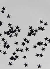 Petites étoiles noires sur fond blanc