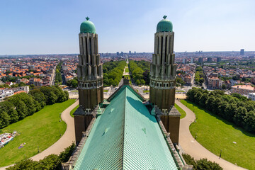 Basilique Nationale du Sacré-Cœur in Brüssel mit Skyline der Stadt