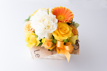 黄色、白、オレンジの小さなフラワーアレンジ（リボン付）