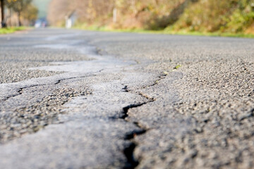 Straßenschäden Risse im Asphalt 2