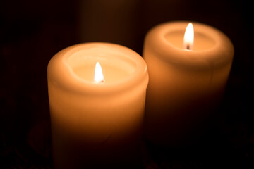 暗い部屋に浮かび上がる蝋燭のあかり