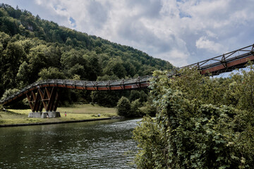 Längste Holzbrücke Europas mit einer Gesamtlänge von 189,91m über den Main-Donau-Kanal.