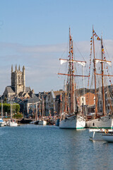 Fécamp. Goélettes dans le port et l'église Saint-Etienne. Seine-Maritime. Normandie © guitou60