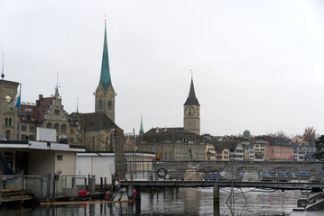 Obraz premium Women's Minster church and Great Minster Church at the old town of Zürich on a gray autumn day. Photo taken November 22nd, 2021, Zurich, Switzerland.