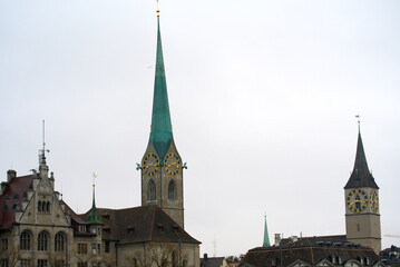 Obraz premium Women's Minster church and Great Minster Church at the old town of Zürich on a gray autumn day. Photo taken November 22nd, 2021, Zurich, Switzerland.