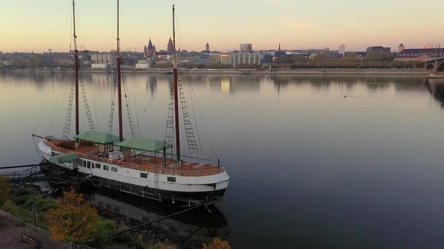 Drone video over the Rhine and Mainz waterfront with sailing ship in the morning during sunrise Hallo Sergio,kannst du das etwas pr&auml;zisaieren