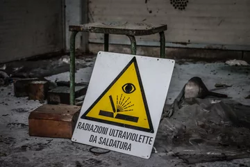 Fotobehang panneau de sécurité dans une usine abandonnée © vanessa