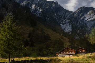 Obraz premium Cabin in the Mountains with rock walls in the background