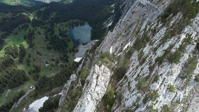 Vue a&eacute;rienne par drone du lac Benit en Haute Savoie