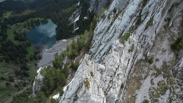Vue a&eacute;rienne par drone du lac Benit en Haute Savoie