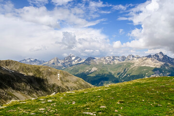 Fototapeta premium St. Moritz, Muottas Muragl, Val Muragl, Seenplatte, Oberengadin, Alpen, Bergbahn, Lej Muragl, Wanderweg, Wanderer, Graubünden, Sommer, Schweiz