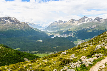 Obraz premium St. Moritz, St. Moritzersee, Muottas Muragl, Piz Julier, Piz Ot, Seenplatte, Stazerwald, Stazersee, Oberengadin, Alpen, Graubünden, Sommer, Schweiz