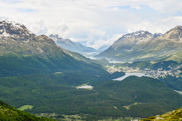 Obraz premium St. Moritz, St. Moritzersee, Muottas Muragl, Celerina, Piz Julier, Piz Ot, Seenplatte, Stazersee, Stazerwald, Oberengadin, Alpen, Graubünden, Sommer, Schweiz