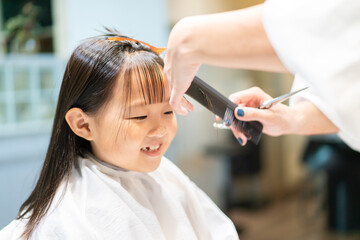 美容室でヘアカットをする女の子