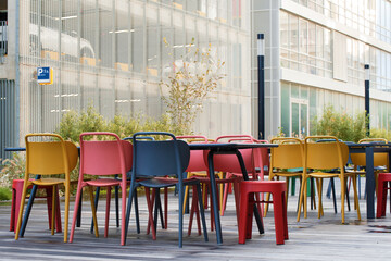 terrasse de café près d'un parking en ville