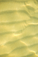 Sanddünen im klaren seichten Wasser.