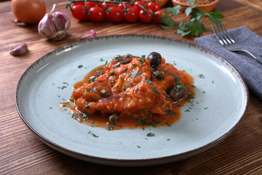 filetti di pesce in salsa di pomodoro e olive