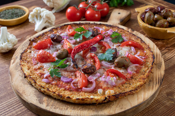pizza di cavolfiore con pomodori olive e mozzarella