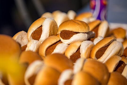 Broodje kroket op een schaal