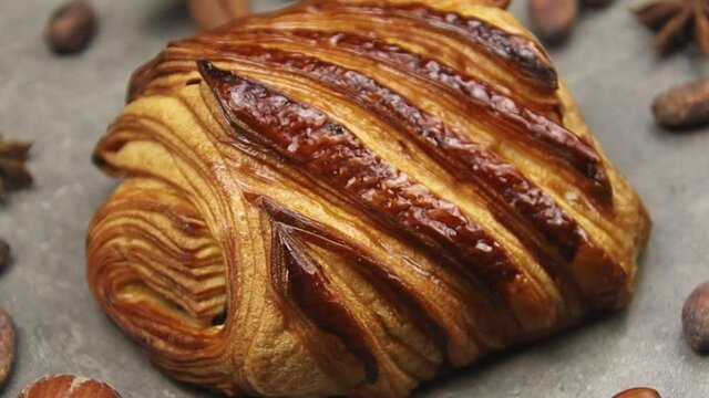 pain au chocolat en gros plan sur un fond gris