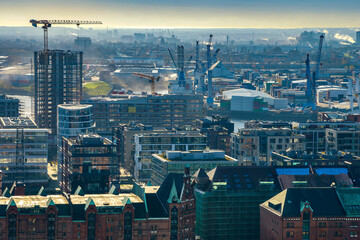 Die HafenCity in Hamburg mit neuem Baufeld und angrenzender Speicherstadt von oben bei schönem Wetter