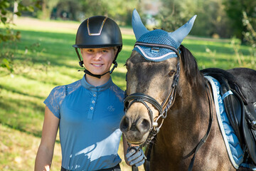 Obraz premium Mädchen mit Pony