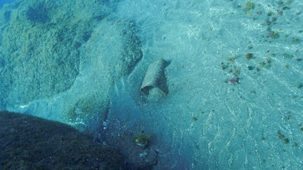 Naklejka premium Trash at the bottom of the ocean