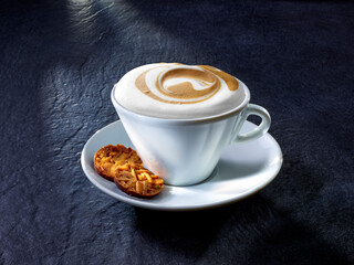 Cappuccino mit Florentiner auf Granituntergrund