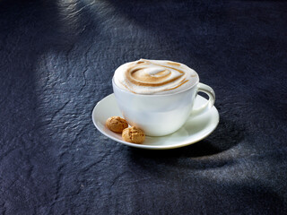 Cappuccino mit Amarettini auf Granituntergrund