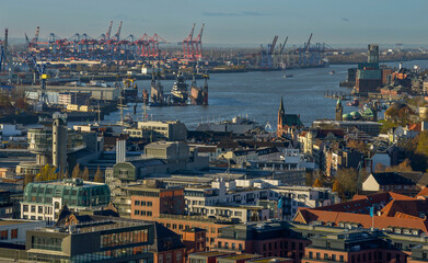 Naklejka premium Der Hamburger Hafen von oben mit Blick auf die Werft mit Docks, Elbe und den Containerterminal mit Kränen bei schönem Wetter