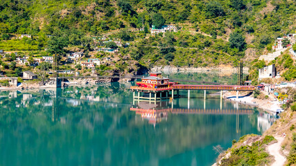 Obraz premium Rudraprayag - Dhari Devi a Hindu temple located on the banks of the Alaknanda River between Srinagar and Rudraprayag in the Garhwal Region of Uttarakhand, India
