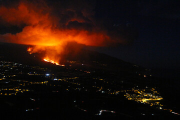 Volcán en La Palma de noche, Canarias
