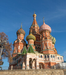 Fototapeta na wymiar St. Basil's Cathedral in Moscow on an autumn morning