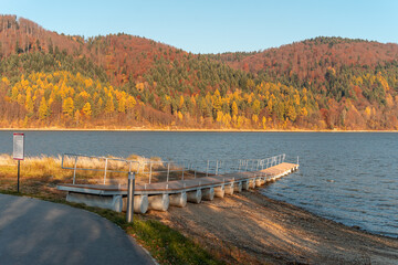 Klimkówka, kładka nad jeziorem w jesiennych kolorach