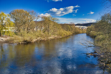 Saale Ufer in Jena, blauer Himmel und Wolken, Thüringen, Deutschland