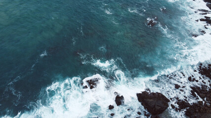 Ujęcie oceanu i fal z góry, piękne naturalne niebieskie tło. - obrazy, fototapety, plakaty
