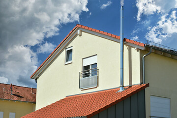 Fassade einer neu gebauten modernen Mehrfamilien-Wohnanlage