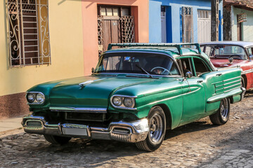 Fototapeta na wymiar Wunderschöner Oldtimer auf Kuba (Karibik)