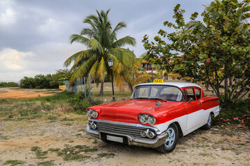 Wunderschöner Oldtimer am Strand auf Kuba (Karibik)