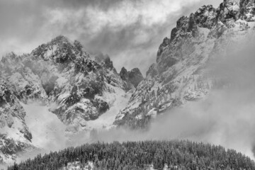 Wilder Kaiser mit ersten Schnee Wolken und Nebelfelder