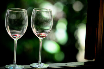 taça de vinho com casal
