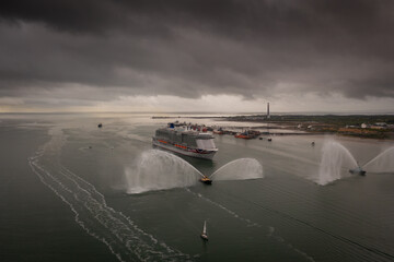 Fototapeta na wymiar p&O Iona cuise ship arriving in port of southampton